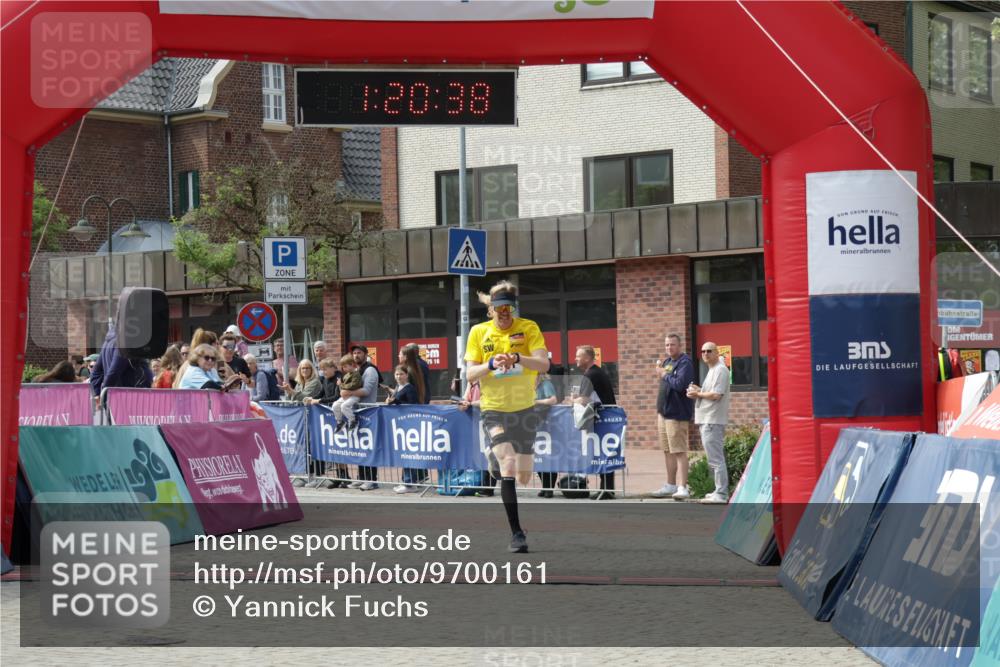 10.05.2026 - 8. Wedeler Halbmarathon Yannick Fuchs http://msf.ph/oto/9700161 10.05.2026 11:20:37 Ziel 788, 791 meine-sportfotos.de