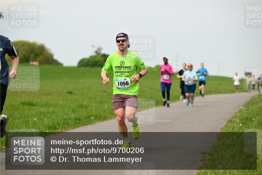 10.05.2026 - 8. Wedeler Halbmarathon Dr. Thomas Lammeyer http://msf.ph/oto/9700206 10.05.2026 11:39:13 Laufen 1056 meine-sportfotos.de