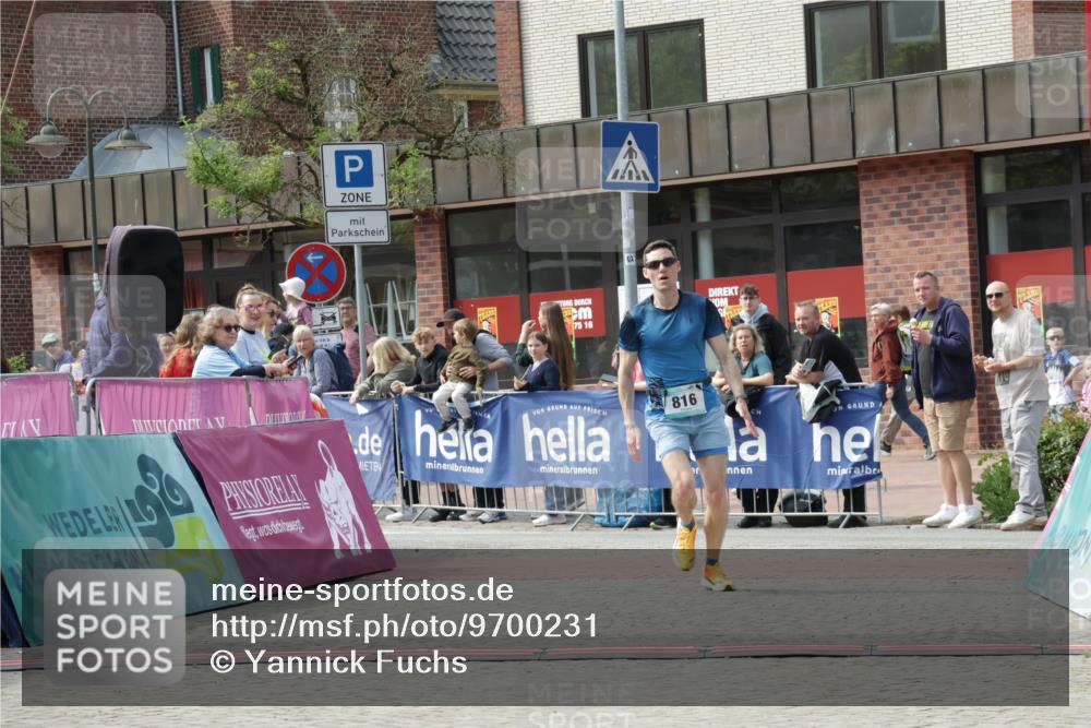 10.05.2026 - 8. Wedeler Halbmarathon Yannick Fuchs http://msf.ph/oto/9700231 10.05.2026 11:20:56 Ziel 816 meine-sportfotos.de