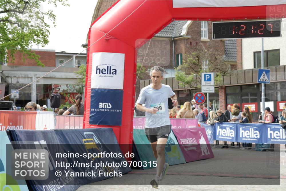 10.05.2026 - 8. Wedeler Halbmarathon Yannick Fuchs http://msf.ph/oto/9700315 10.05.2026 11:21:27 Ziel 339 meine-sportfotos.de