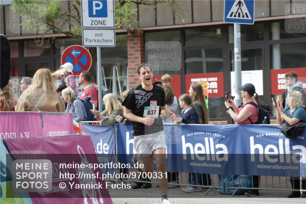 10.05.2026 - 8. Wedeler Halbmarathon Yannick Fuchs http://msf.ph/oto/9700331 10.05.2026 11:21:41 Ziel 837 meine-sportfotos.de