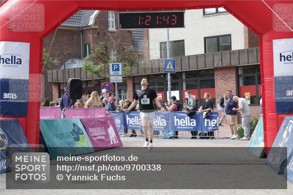 10.05.2026 - 8. Wedeler Halbmarathon Yannick Fuchs http://msf.ph/oto/9700338 10.05.2026 11:21:42 Ziel 837 meine-sportfotos.de