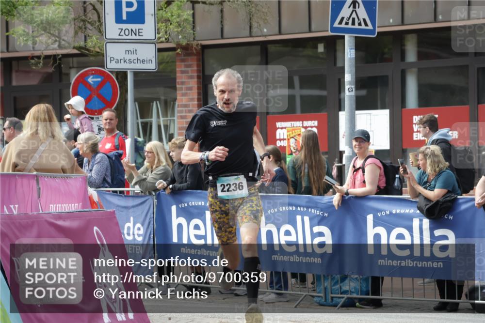 10.05.2026 - 8. Wedeler Halbmarathon Yannick Fuchs http://msf.ph/oto/9700359 10.05.2026 11:21:46 Ziel 828, 837, 2236 meine-sportfotos.de