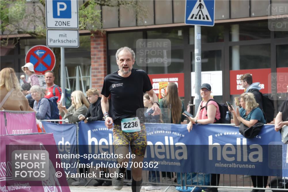 10.05.2026 - 8. Wedeler Halbmarathon Yannick Fuchs http://msf.ph/oto/9700362 10.05.2026 11:21:46 Ziel 828, 837, 2236 meine-sportfotos.de