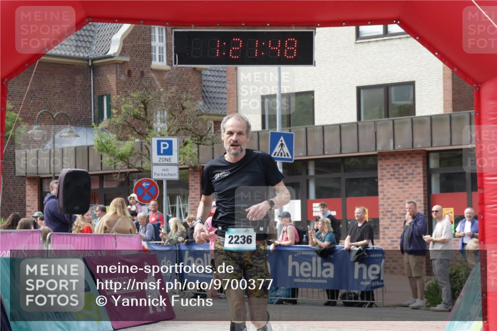 10.05.2026 - 8. Wedeler Halbmarathon Yannick Fuchs http://msf.ph/oto/9700377 10.05.2026 11:21:48 Ziel 828, 837, 2236 meine-sportfotos.de