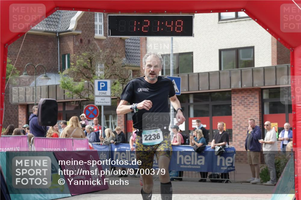 10.05.2026 - 8. Wedeler Halbmarathon Yannick Fuchs http://msf.ph/oto/9700379 10.05.2026 11:21:48 Ziel 828, 837, 2236 meine-sportfotos.de