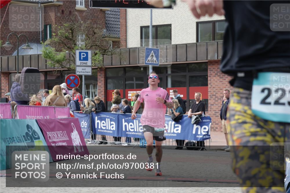 10.05.2026 - 8. Wedeler Halbmarathon Yannick Fuchs http://msf.ph/oto/9700381 10.05.2026 11:21:49 Ziel 828, 837, 2236 meine-sportfotos.de