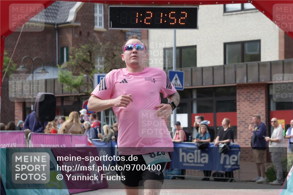 10.05.2026 - 8. Wedeler Halbmarathon Yannick Fuchs http://msf.ph/oto/9700400 10.05.2026 11:21:51 Ziel 828, 2236 meine-sportfotos.de