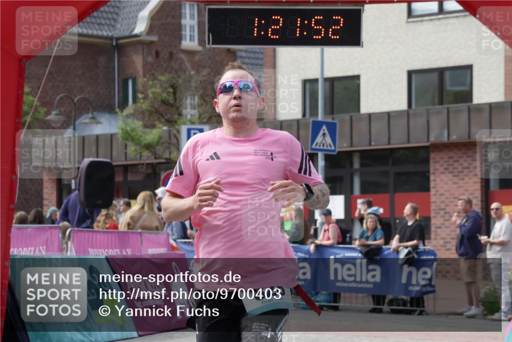 10.05.2026 - 8. Wedeler Halbmarathon Yannick Fuchs http://msf.ph/oto/9700403 10.05.2026 11:21:51 Ziel 828, 2236 meine-sportfotos.de