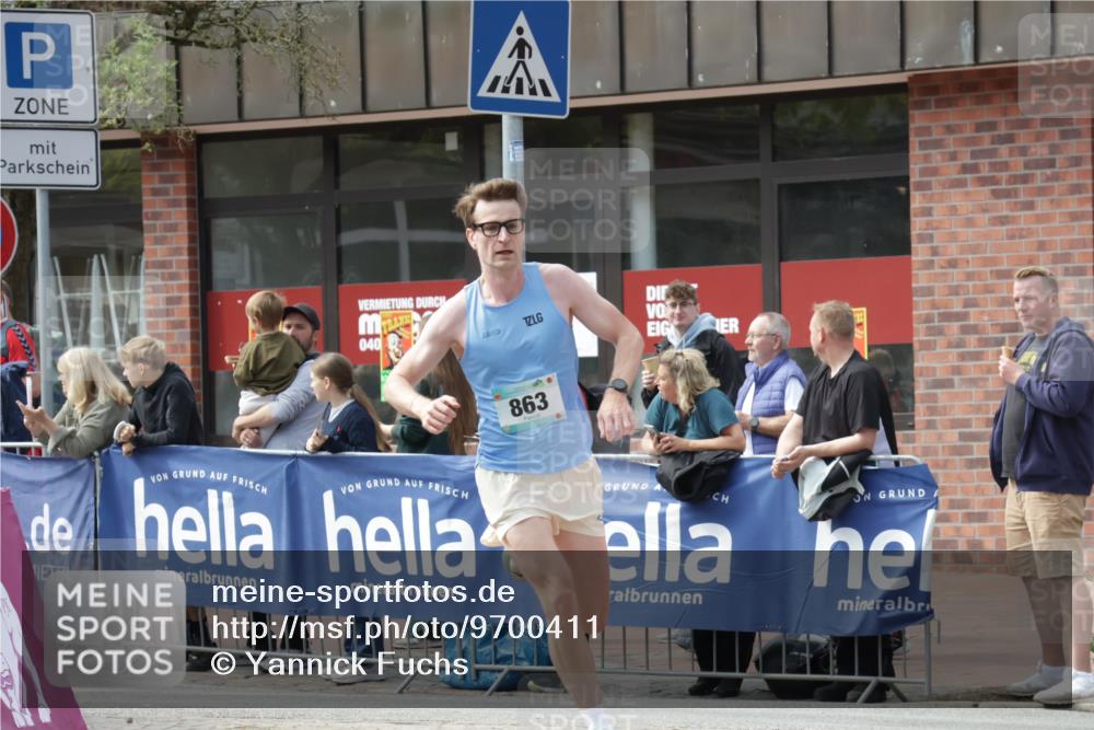 10.05.2026 - 8. Wedeler Halbmarathon Yannick Fuchs http://msf.ph/oto/9700411 10.05.2026 11:21:57 Ziel 863 meine-sportfotos.de