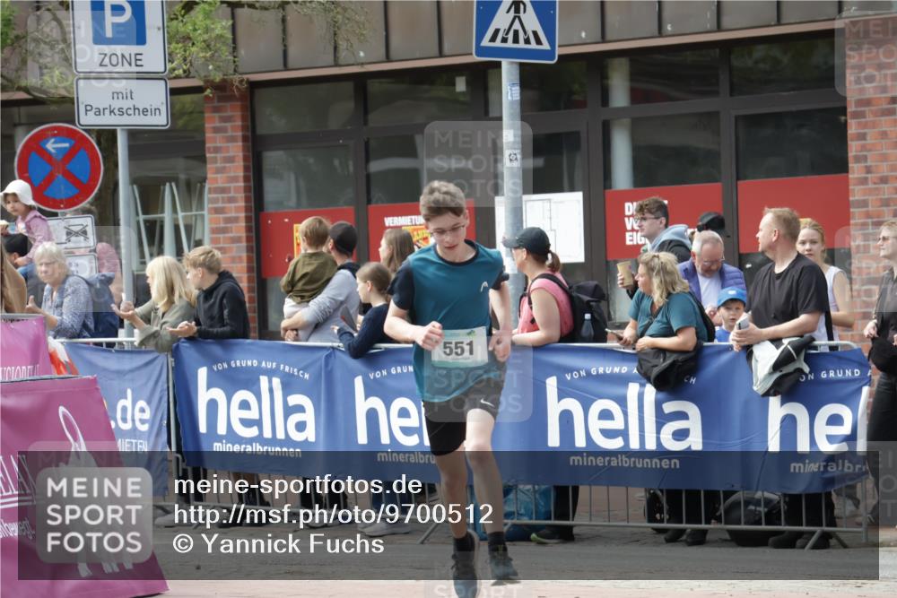 10.05.2026 - 8. Wedeler Halbmarathon Yannick Fuchs http://msf.ph/oto/9700512 10.05.2026 11:22:34 Ziel 551, 552 meine-sportfotos.de
