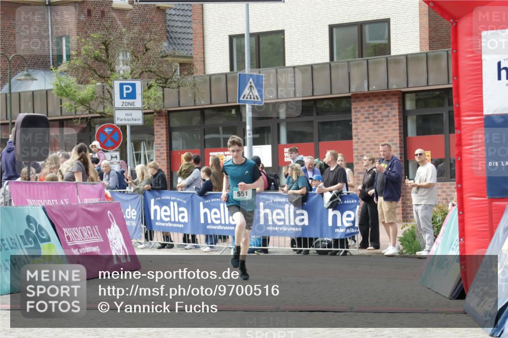 10.05.2026 - 8. Wedeler Halbmarathon Yannick Fuchs http://msf.ph/oto/9700516 10.05.2026 11:22:34 Ziel 551, 552 meine-sportfotos.de