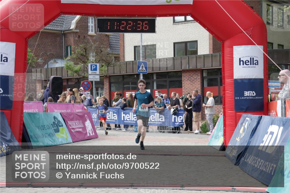 10.05.2026 - 8. Wedeler Halbmarathon Yannick Fuchs http://msf.ph/oto/9700522 10.05.2026 11:22:35 Ziel 551, 552 meine-sportfotos.de
