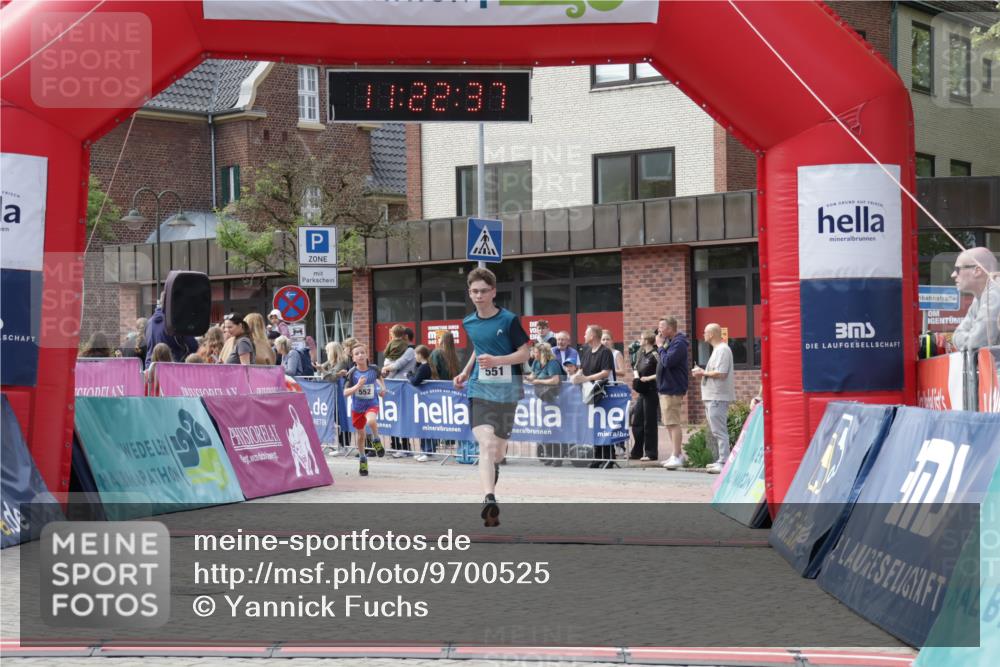 10.05.2026 - 8. Wedeler Halbmarathon Yannick Fuchs http://msf.ph/oto/9700525 10.05.2026 11:22:35 Ziel 551, 552 meine-sportfotos.de