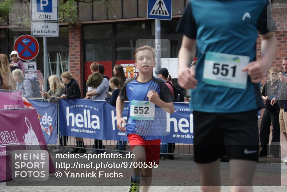 10.05.2026 - 8. Wedeler Halbmarathon Yannick Fuchs http://msf.ph/oto/9700535 10.05.2026 11:22:37 Ziel 551, 552 meine-sportfotos.de