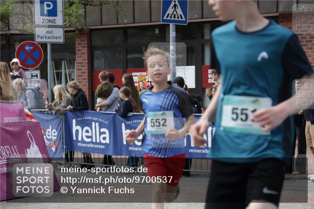 10.05.2026 - 8. Wedeler Halbmarathon Yannick Fuchs http://msf.ph/oto/9700537 10.05.2026 11:22:37 Ziel 551, 552 meine-sportfotos.de