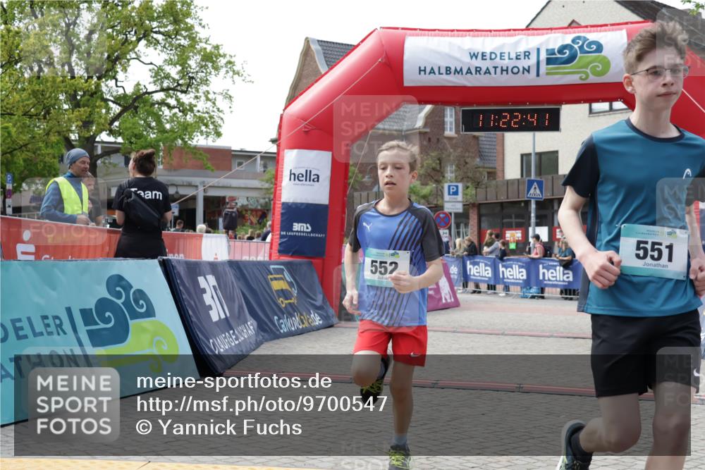 10.05.2026 - 8. Wedeler Halbmarathon Yannick Fuchs http://msf.ph/oto/9700547 10.05.2026 11:22:39 Ziel 551, 552 meine-sportfotos.de