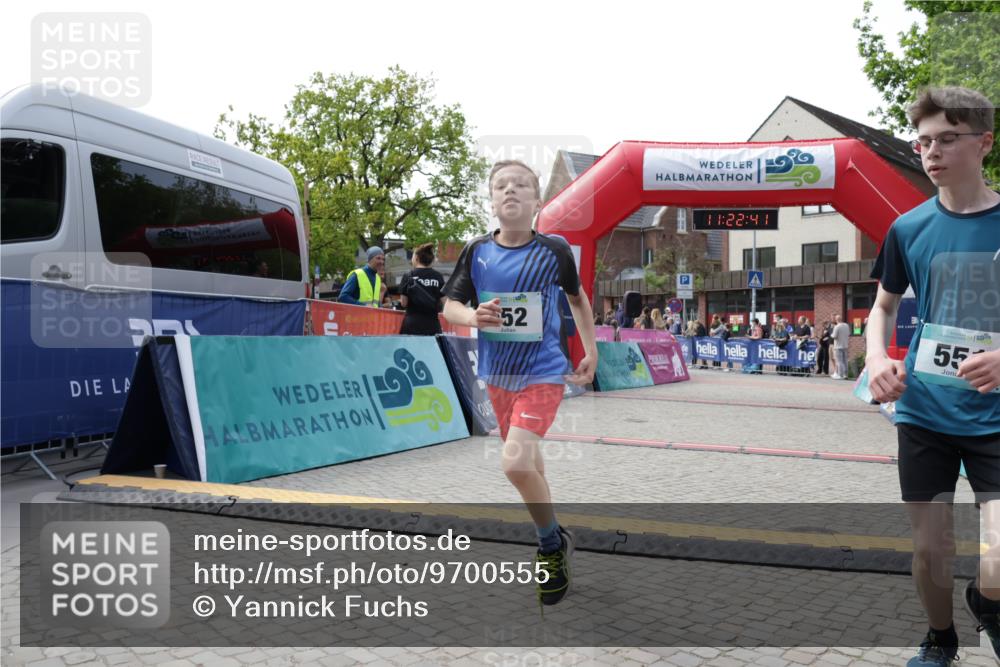 10.05.2026 - 8. Wedeler Halbmarathon Yannick Fuchs http://msf.ph/oto/9700555 10.05.2026 11:22:39 Ziel 551, 552 meine-sportfotos.de