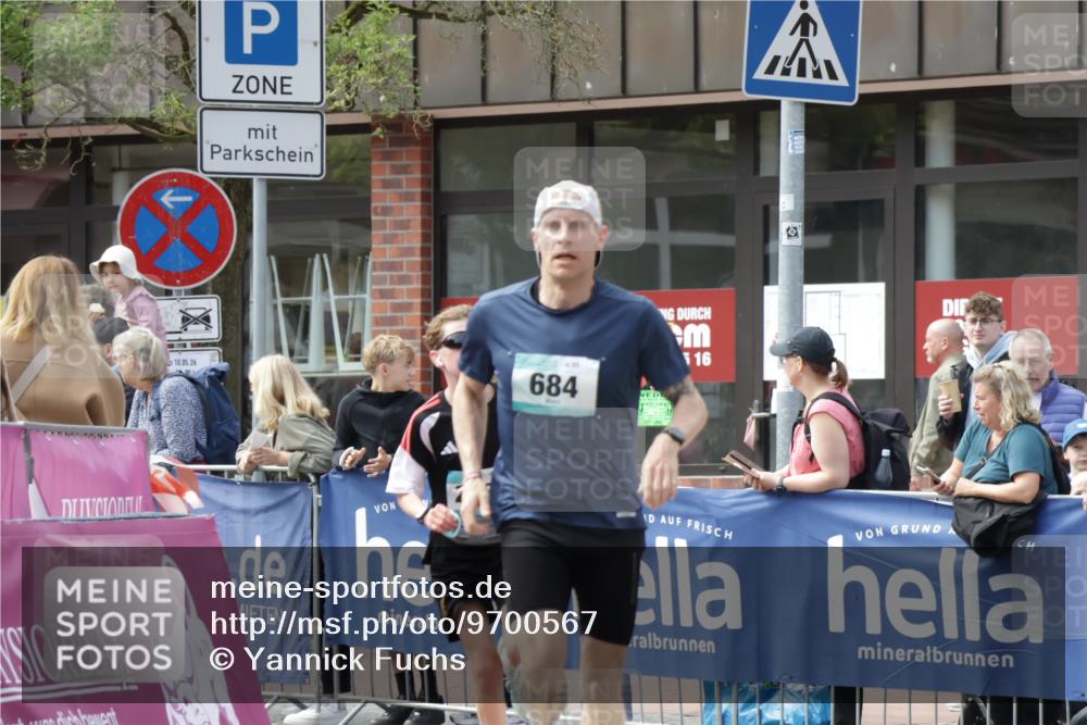 10.05.2026 - 8. Wedeler Halbmarathon Yannick Fuchs http://msf.ph/oto/9700567 10.05.2026 11:22:43 Ziel 552, 684, 2080 meine-sportfotos.de