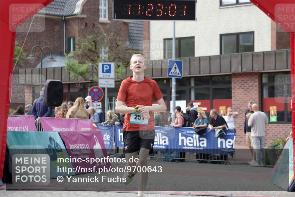 10.05.2026 - 8. Wedeler Halbmarathon Yannick Fuchs http://msf.ph/oto/9700643 10.05.2026 11:23:00 Ziel 251, 2217 meine-sportfotos.de