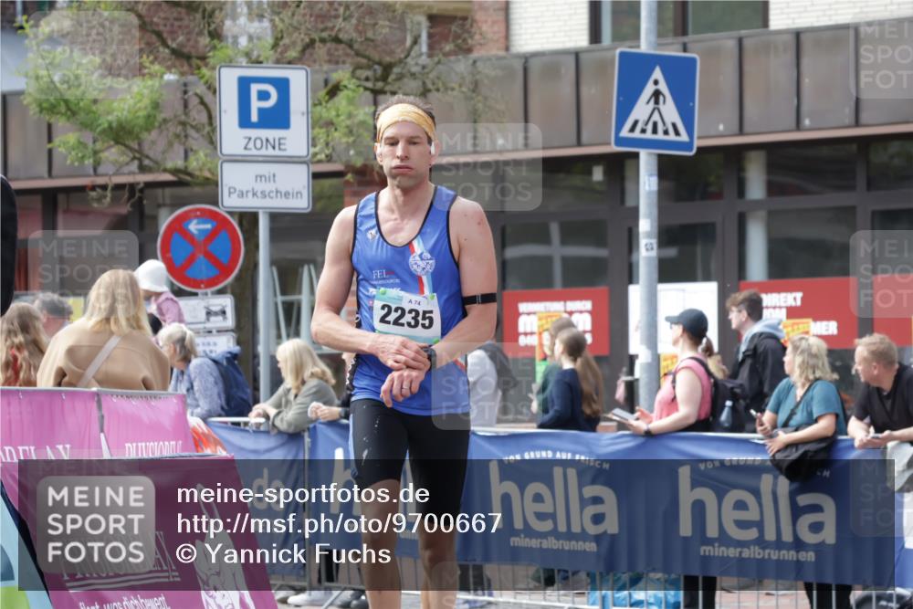 10.05.2026 - 8. Wedeler Halbmarathon Yannick Fuchs http://msf.ph/oto/9700667 10.05.2026 11:23:05 Ziel 251, 2235 meine-sportfotos.de