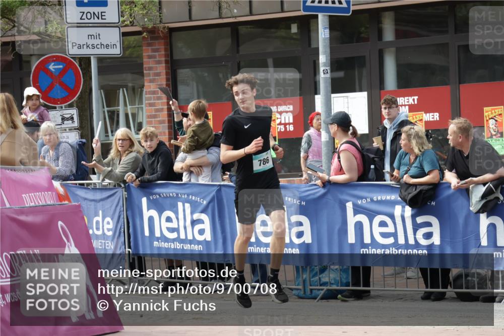 10.05.2026 - 8. Wedeler Halbmarathon Yannick Fuchs http://msf.ph/oto/9700708 10.05.2026 11:23:20 Ziel 786, 896 meine-sportfotos.de