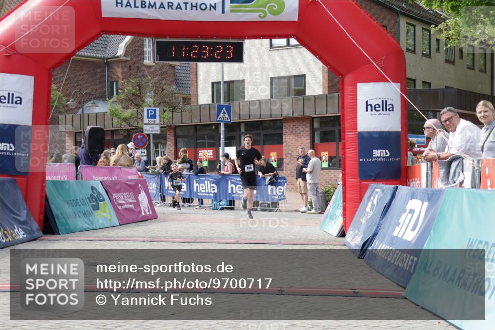 10.05.2026 - 8. Wedeler Halbmarathon Yannick Fuchs http://msf.ph/oto/9700717 10.05.2026 11:23:21 Ziel 786, 896 meine-sportfotos.de