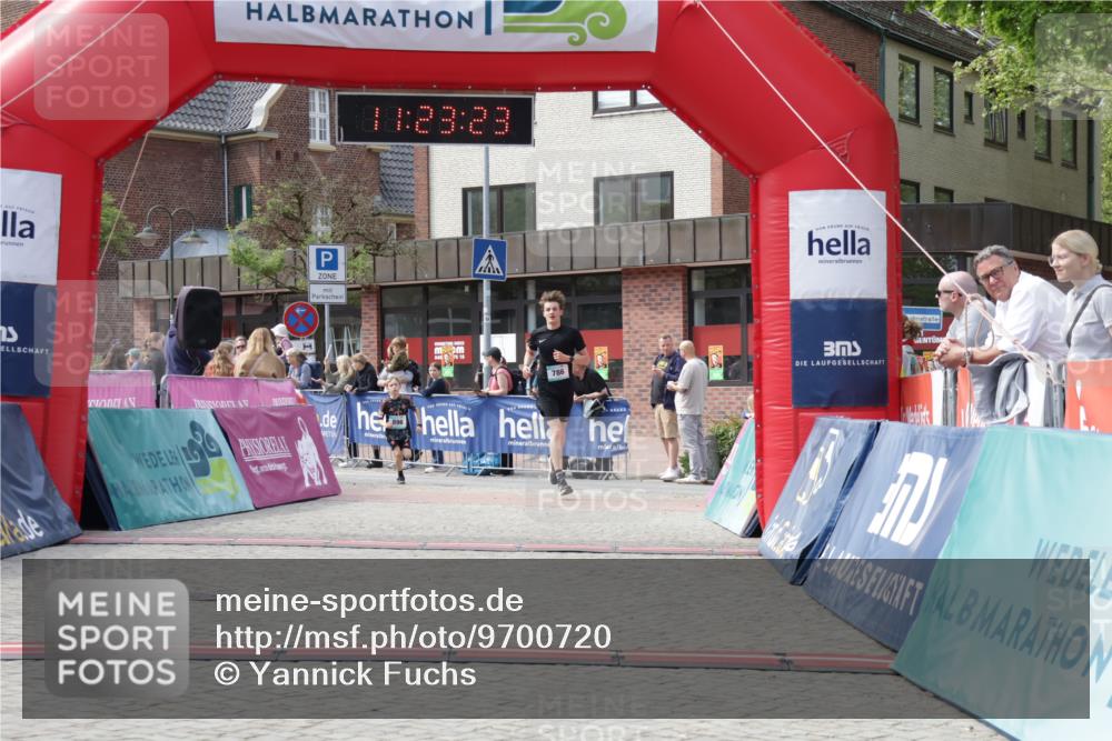 10.05.2026 - 8. Wedeler Halbmarathon Yannick Fuchs http://msf.ph/oto/9700720 10.05.2026 11:23:21 Ziel 786, 896 meine-sportfotos.de