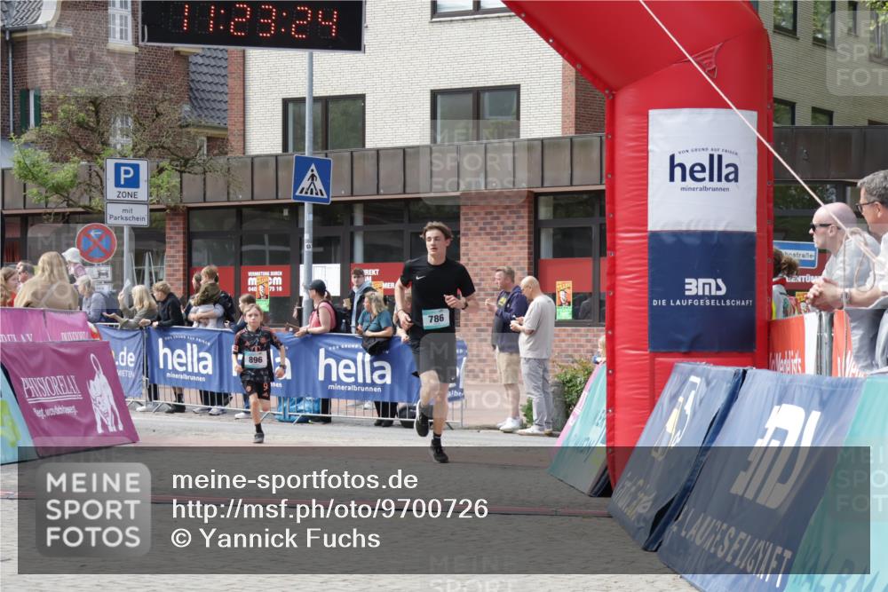 10.05.2026 - 8. Wedeler Halbmarathon Yannick Fuchs http://msf.ph/oto/9700726 10.05.2026 11:23:22 Ziel 786, 896 meine-sportfotos.de