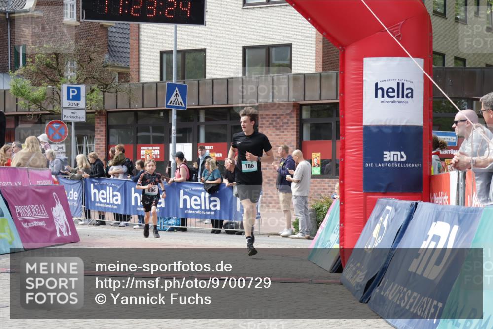 10.05.2026 - 8. Wedeler Halbmarathon Yannick Fuchs http://msf.ph/oto/9700729 10.05.2026 11:23:22 Ziel 786, 896 meine-sportfotos.de