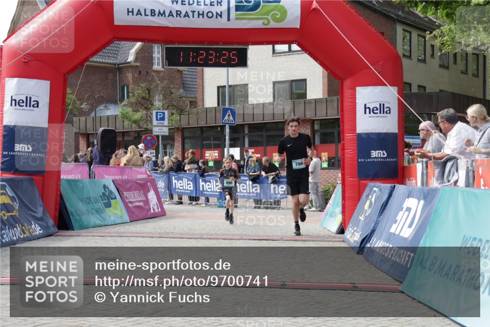10.05.2026 - 8. Wedeler Halbmarathon Yannick Fuchs http://msf.ph/oto/9700741 10.05.2026 11:23:23 Ziel 786, 896 meine-sportfotos.de