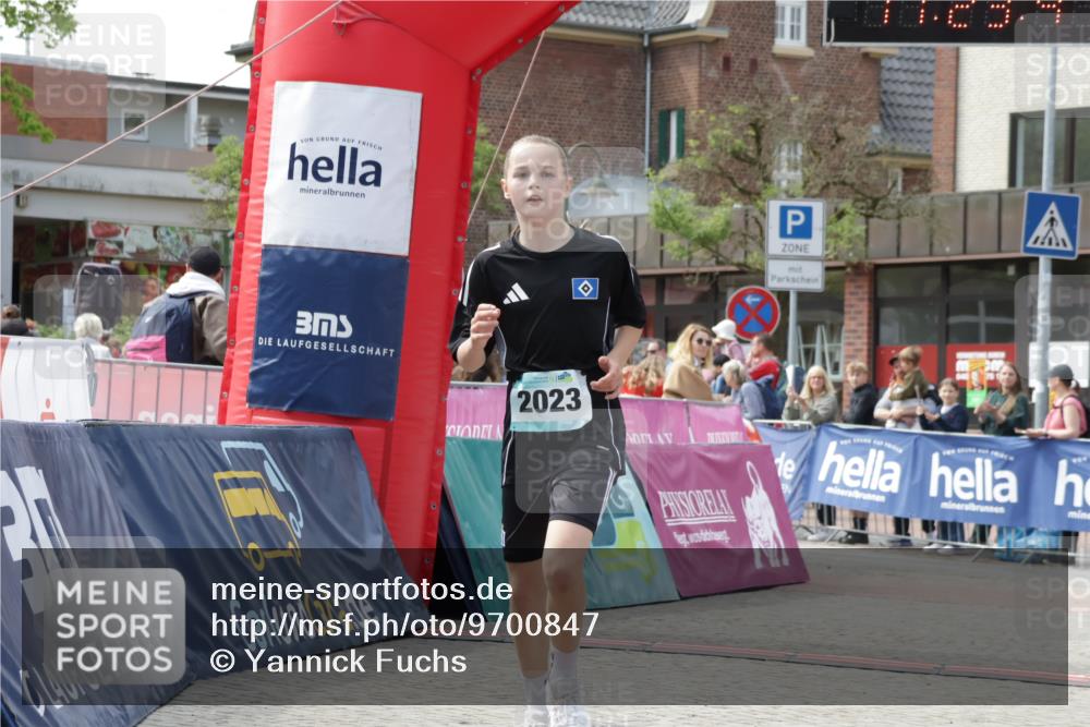 10.05.2026 - 8. Wedeler Halbmarathon Yannick Fuchs http://msf.ph/oto/9700847 10.05.2026 11:23:40 Ziel 2023, 2166 meine-sportfotos.de