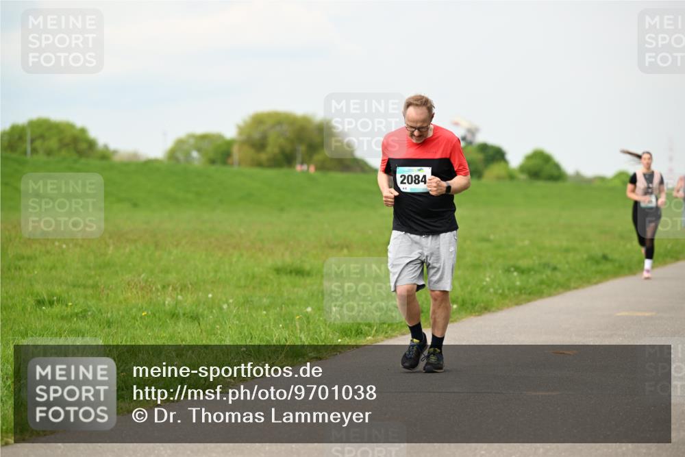 10.05.2026 - 8. Wedeler Halbmarathon Dr. Thomas Lammeyer http://msf.ph/oto/9701038 10.05.2026 11:41:35 Laufen 2084 meine-sportfotos.de