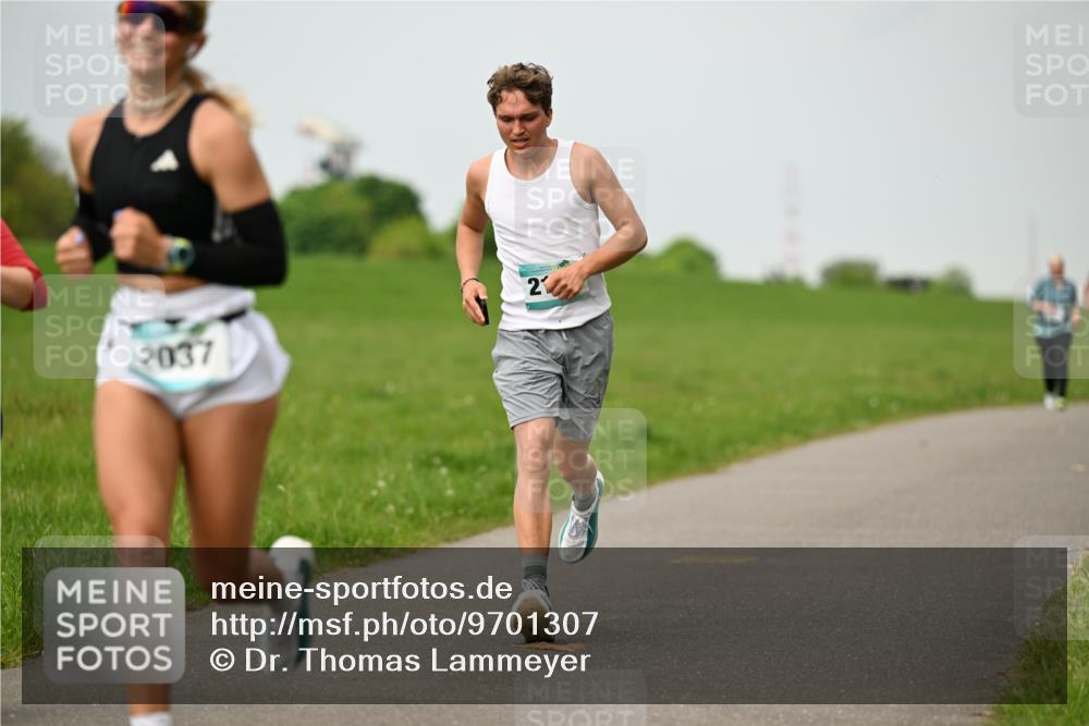 10.05.2026 - 8. Wedeler Halbmarathon Dr. Thomas Lammeyer http://msf.ph/oto/9701307 10.05.2026 11:42:32 Laufen 2037 meine-sportfotos.de