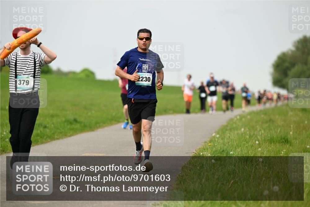 10.05.2026 - 8. Wedeler Halbmarathon Dr. Thomas Lammeyer http://msf.ph/oto/9701603 10.05.2026 11:44:11 Laufen 379, 2230 meine-sportfotos.de