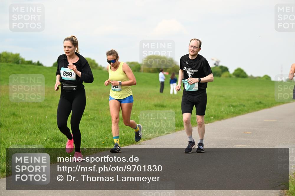 10.05.2026 - 8. Wedeler Halbmarathon Dr. Thomas Lammeyer http://msf.ph/oto/9701830 10.05.2026 11:45:01 Laufen 859 meine-sportfotos.de