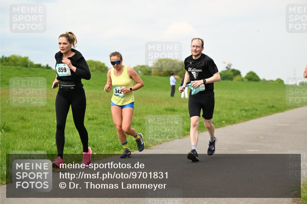 10.05.2026 - 8. Wedeler Halbmarathon Dr. Thomas Lammeyer http://msf.ph/oto/9701831 10.05.2026 11:45:01 Laufen 859, 342 meine-sportfotos.de