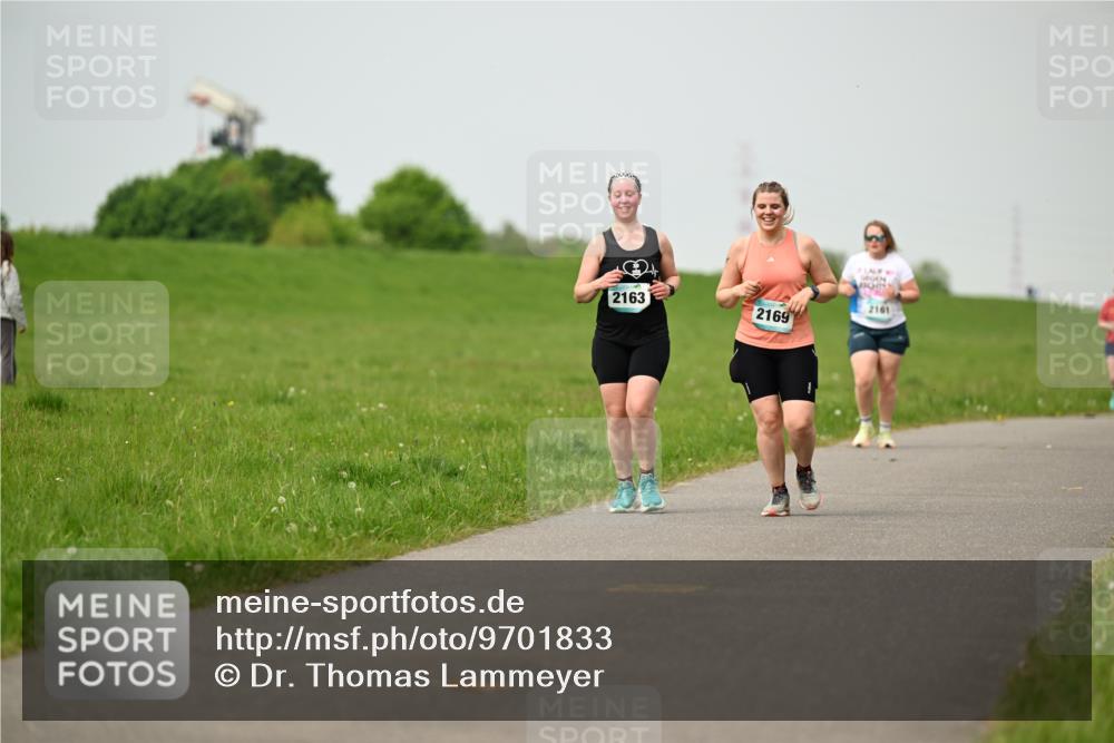 10.05.2026 - 8. Wedeler Halbmarathon Dr. Thomas Lammeyer http://msf.ph/oto/9701833 10.05.2026 11:45:08 Laufen 2163, 2169, 2161 meine-sportfotos.de