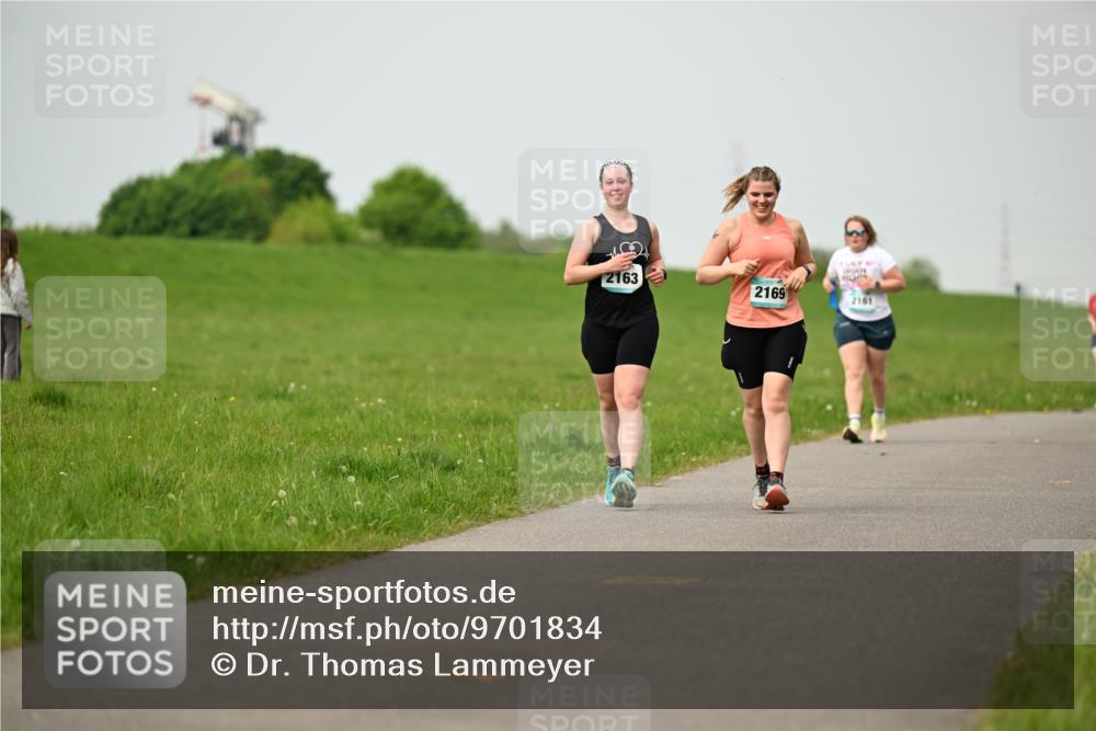 10.05.2026 - 8. Wedeler Halbmarathon Dr. Thomas Lammeyer http://msf.ph/oto/9701834 10.05.2026 11:45:08 Laufen 2163, 2169, 2161 meine-sportfotos.de