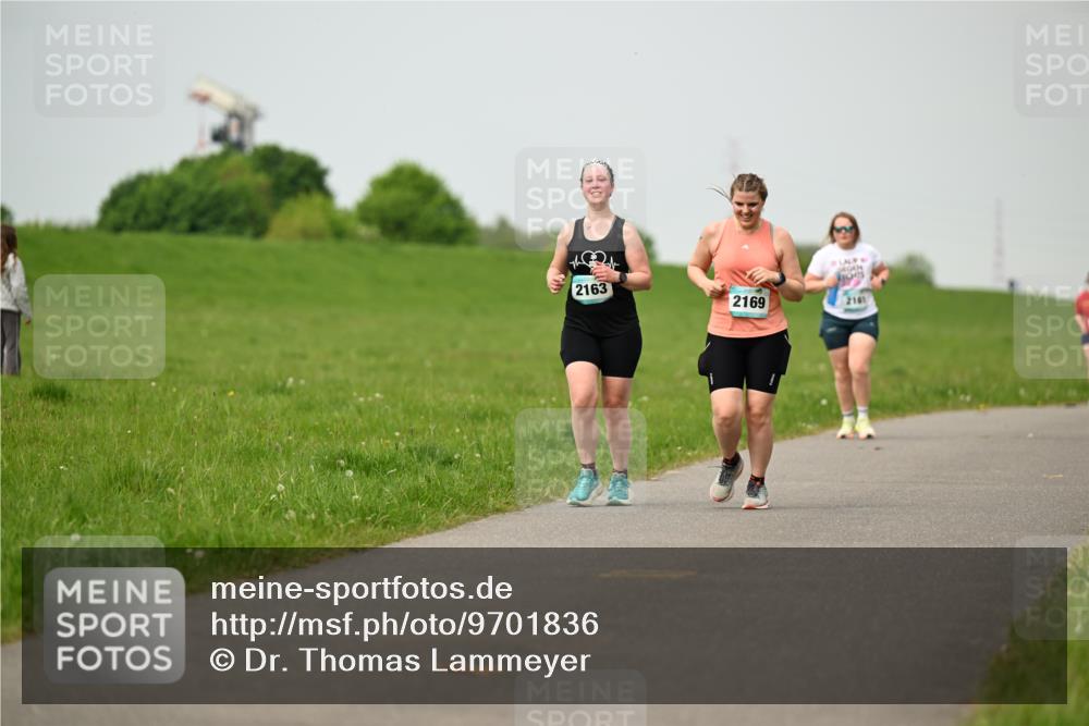 10.05.2026 - 8. Wedeler Halbmarathon Dr. Thomas Lammeyer http://msf.ph/oto/9701836 10.05.2026 11:45:09 Laufen 2163, 2169, 2161 meine-sportfotos.de