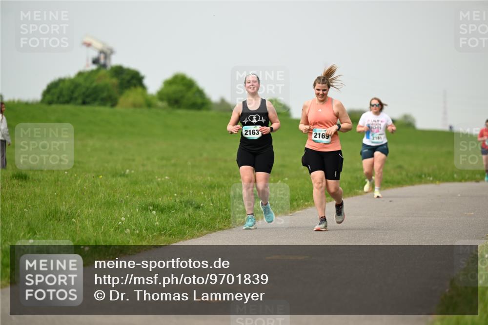 10.05.2026 - 8. Wedeler Halbmarathon Dr. Thomas Lammeyer http://msf.ph/oto/9701839 10.05.2026 11:45:09 Laufen 2163, 2169, 2161 meine-sportfotos.de
