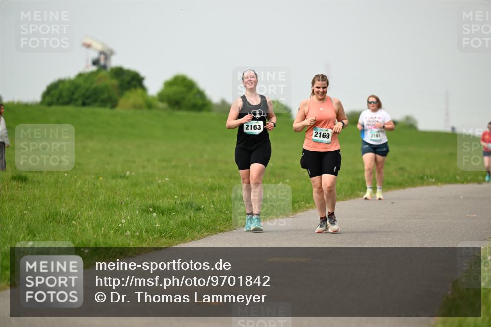 10.05.2026 - 8. Wedeler Halbmarathon Dr. Thomas Lammeyer http://msf.ph/oto/9701842 10.05.2026 11:45:09 Laufen 2163, 2169, 2161 meine-sportfotos.de