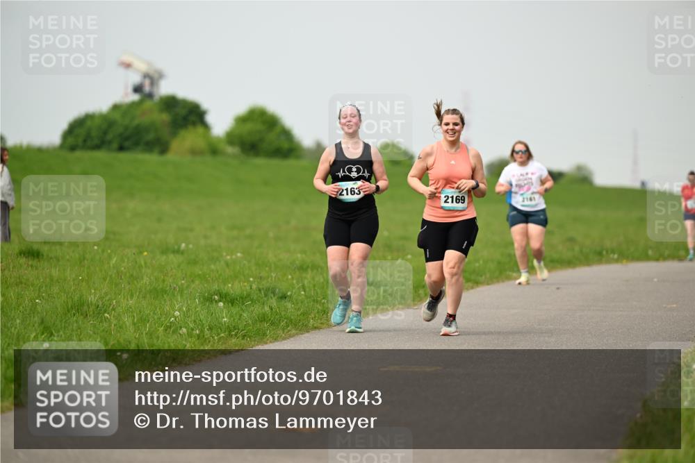 10.05.2026 - 8. Wedeler Halbmarathon Dr. Thomas Lammeyer http://msf.ph/oto/9701843 10.05.2026 11:45:09 Laufen 2163, 2169, 2161 meine-sportfotos.de