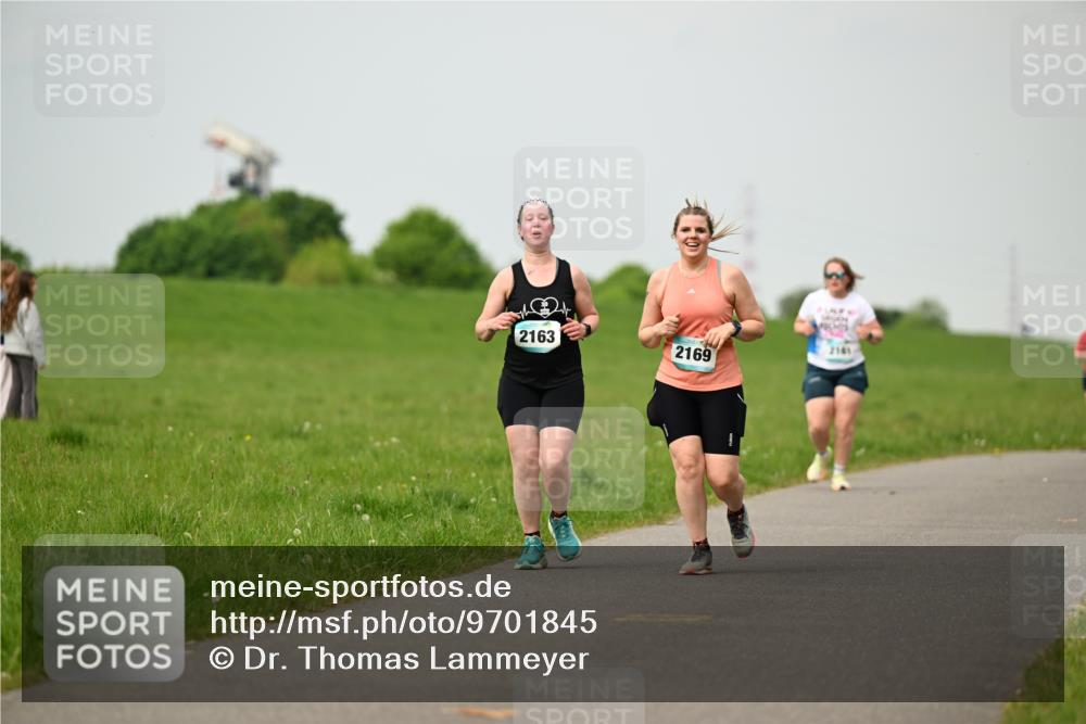 10.05.2026 - 8. Wedeler Halbmarathon Dr. Thomas Lammeyer http://msf.ph/oto/9701845 10.05.2026 11:45:10 Laufen 2163, 2141, 2169 meine-sportfotos.de
