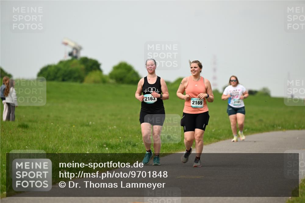 10.05.2026 - 8. Wedeler Halbmarathon Dr. Thomas Lammeyer http://msf.ph/oto/9701848 10.05.2026 11:45:10 Laufen 2163, 2169, 2141 meine-sportfotos.de