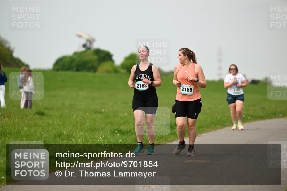 10.05.2026 - 8. Wedeler Halbmarathon Dr. Thomas Lammeyer http://msf.ph/oto/9701854 10.05.2026 11:45:11 Laufen 2163, 2169 meine-sportfotos.de