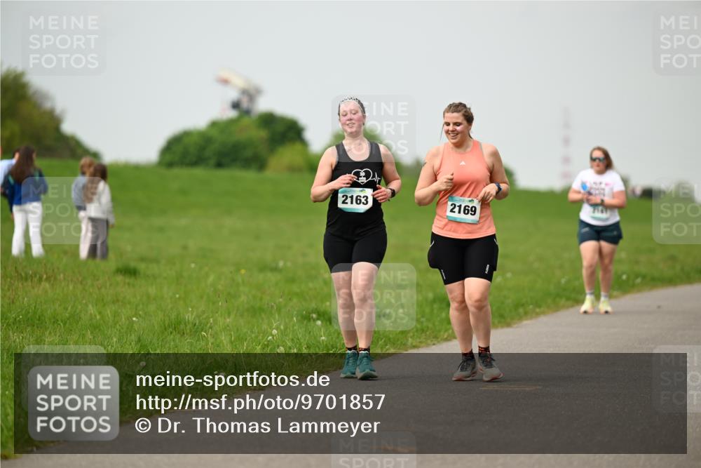10.05.2026 - 8. Wedeler Halbmarathon Dr. Thomas Lammeyer http://msf.ph/oto/9701857 10.05.2026 11:45:11 Laufen 2163, 2169 meine-sportfotos.de