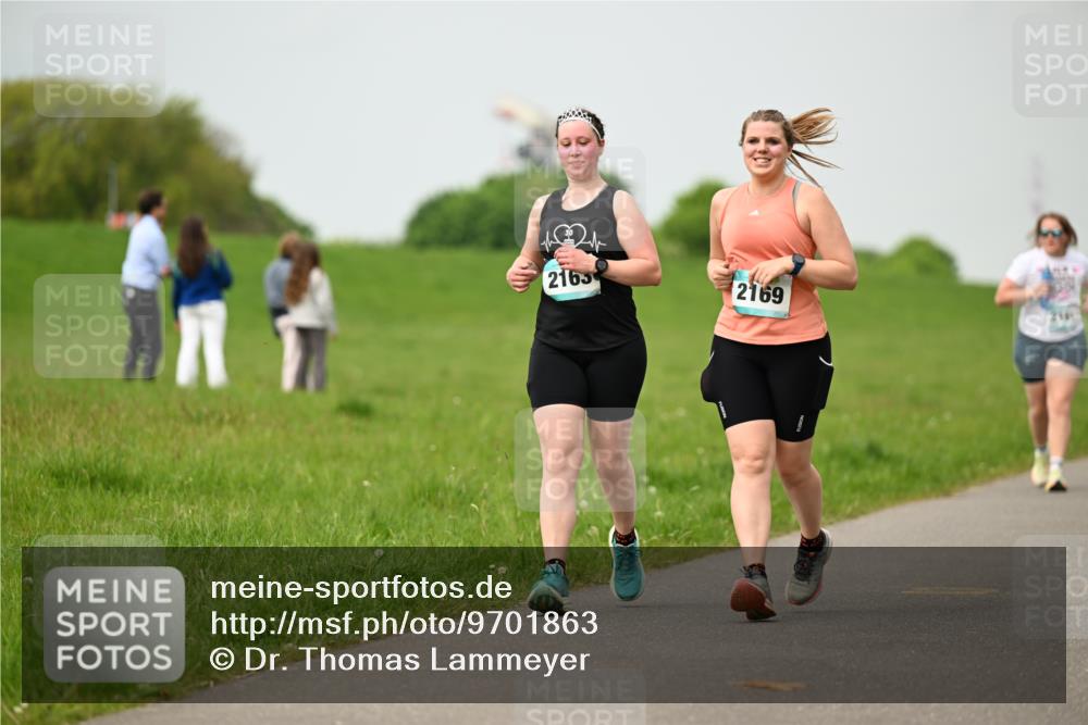 10.05.2026 - 8. Wedeler Halbmarathon Dr. Thomas Lammeyer http://msf.ph/oto/9701863 10.05.2026 11:45:13 Laufen 2165, 2169 meine-sportfotos.de