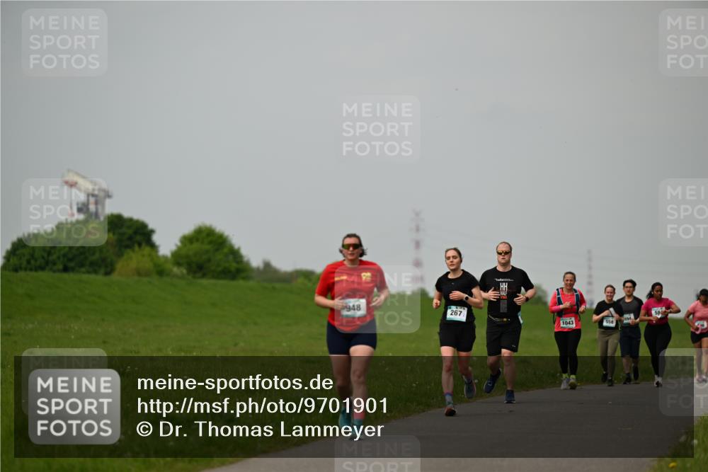10.05.2026 - 8. Wedeler Halbmarathon Dr. Thomas Lammeyer http://msf.ph/oto/9701901 10.05.2026 11:45:30 Laufen 948, 267, 584, 1043, 558 meine-sportfotos.de