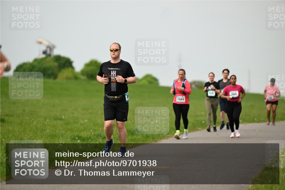 10.05.2026 - 8. Wedeler Halbmarathon Dr. Thomas Lammeyer http://msf.ph/oto/9701938 10.05.2026 11:45:38 Laufen 1043, 584 meine-sportfotos.de
